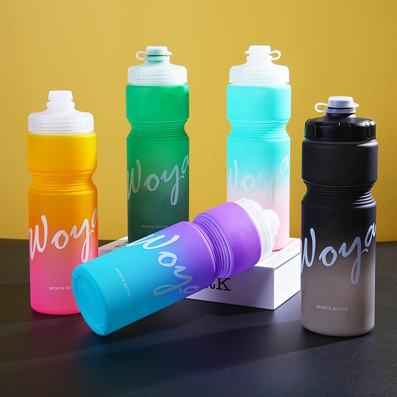 Two-tone spray coating squeeze bottle
